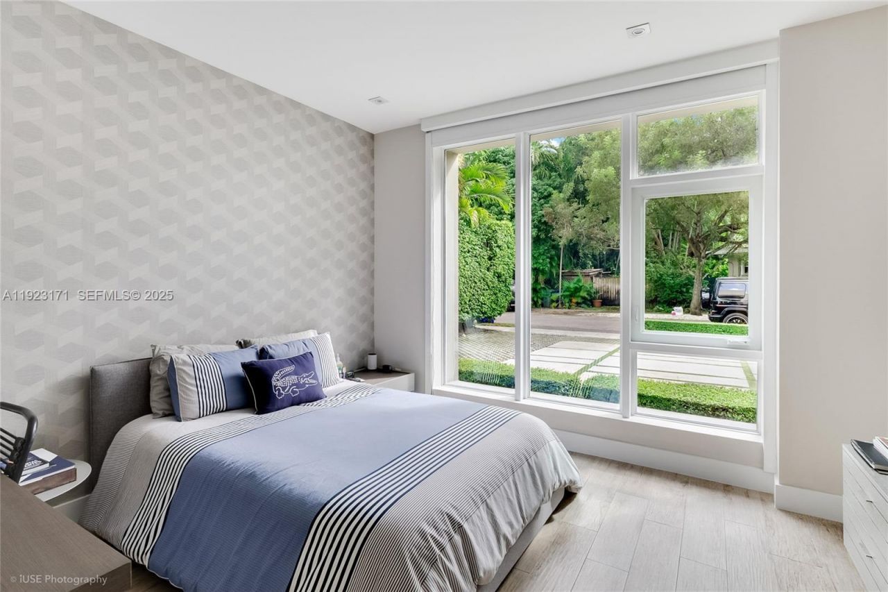 137 W Shore Dr W, Miami, FL 33133 Photo