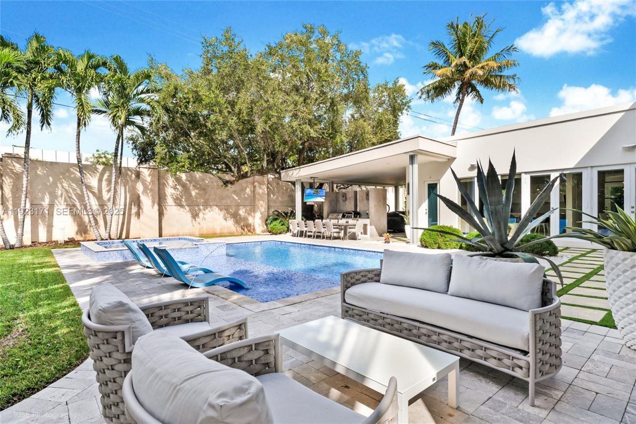 137 W Shore Dr W, Miami, FL 33133 Photo