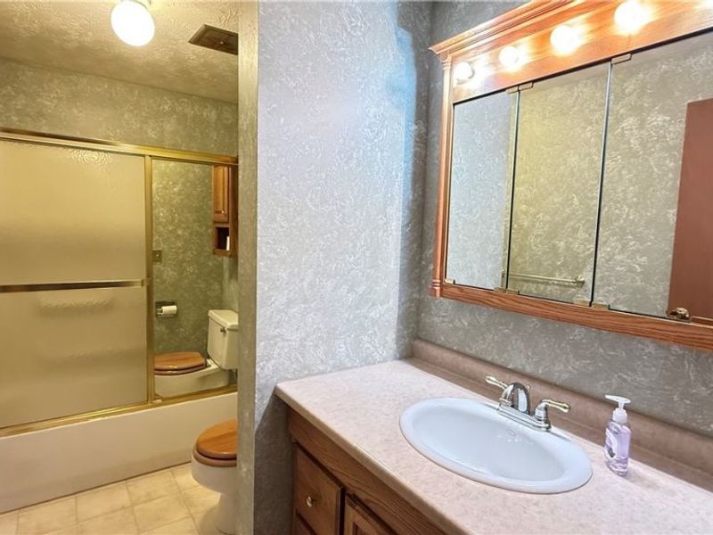 392 Earl Drive NW, Warren, OH 44483 Photo 13