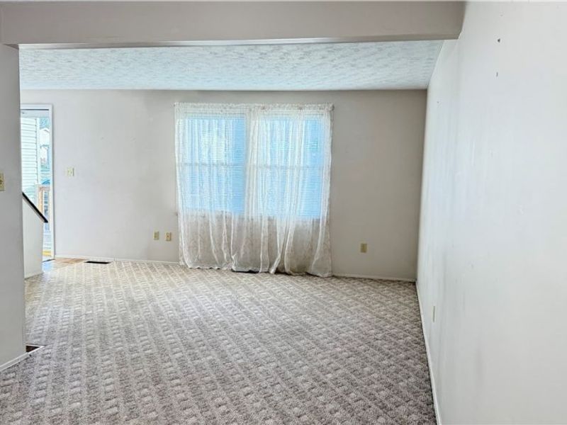 392 Earl Drive NW, Warren, OH 44483 Photo 2