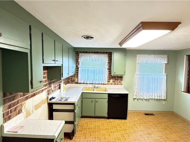 392 Earl Drive NW, Warren, OH 44483 Photo 4