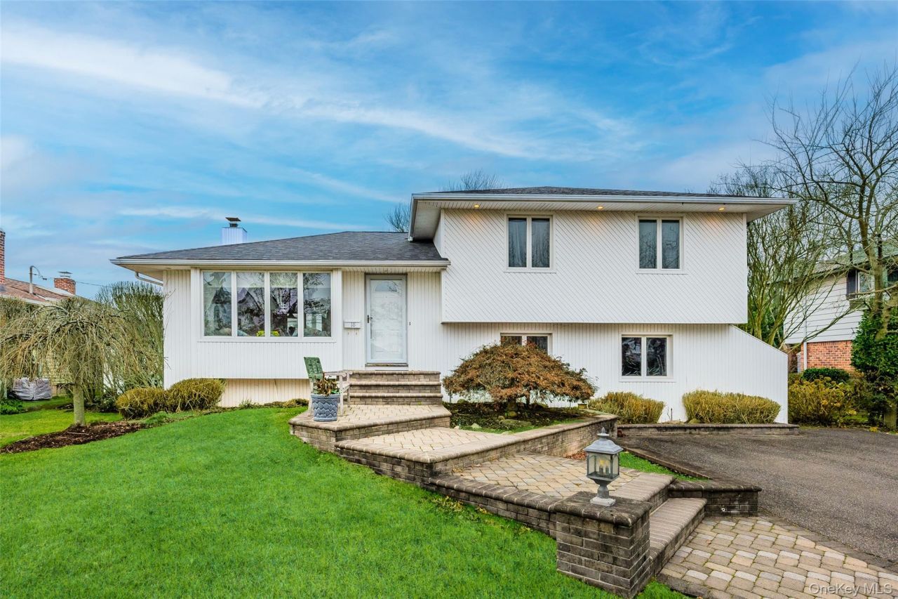 18 Roxbury Avenue, Plainview, NY 11803 Main Photo