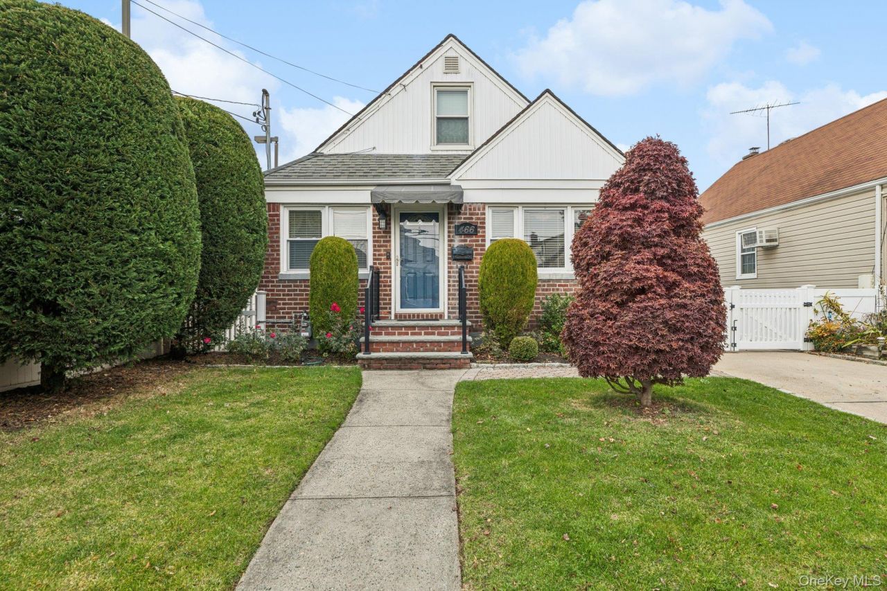 466 Jefferson Place Mineola, NY 11501