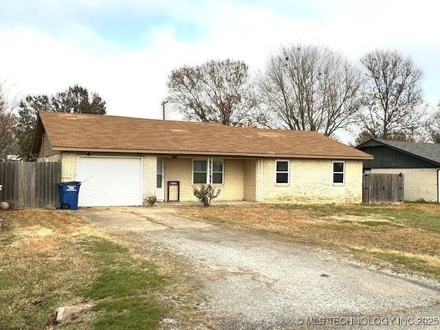 906 NW 1st Street, Wagoner, OK 74467 Main Photo