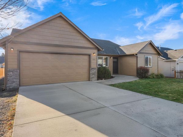 722 NE Redwood Avenue, Redmond, OR 97756