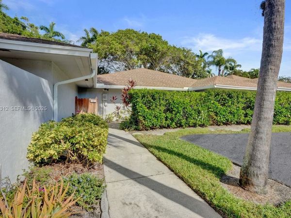 9 S Lakeshore Dr, Hypoluxo, FL 33462