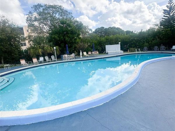 2860 Somerset Dr, Unit 400K, Lauderdale Lakes, FL 33311