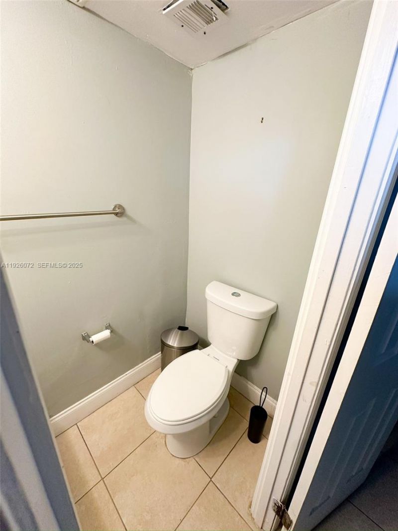 2860 Somerset Dr, Unit 400K, Lauderdale Lakes, FL 33311 Photo