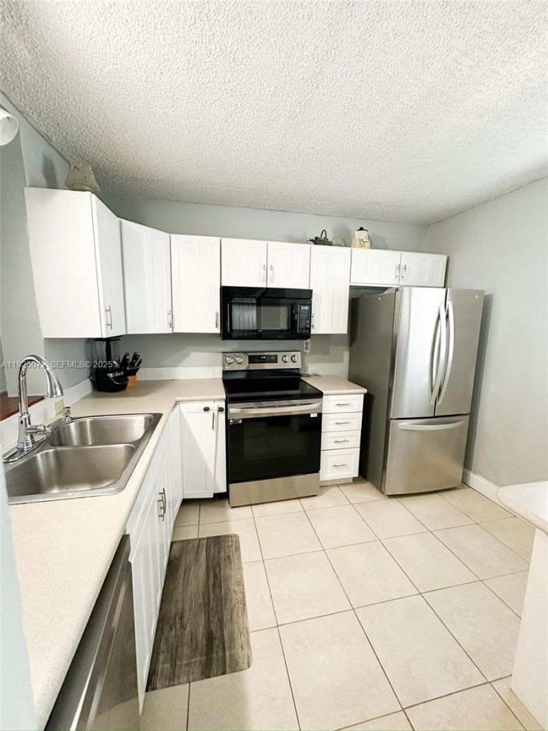 2860 Somerset Dr, Unit 400K, Lauderdale Lakes, FL 33311 Photo