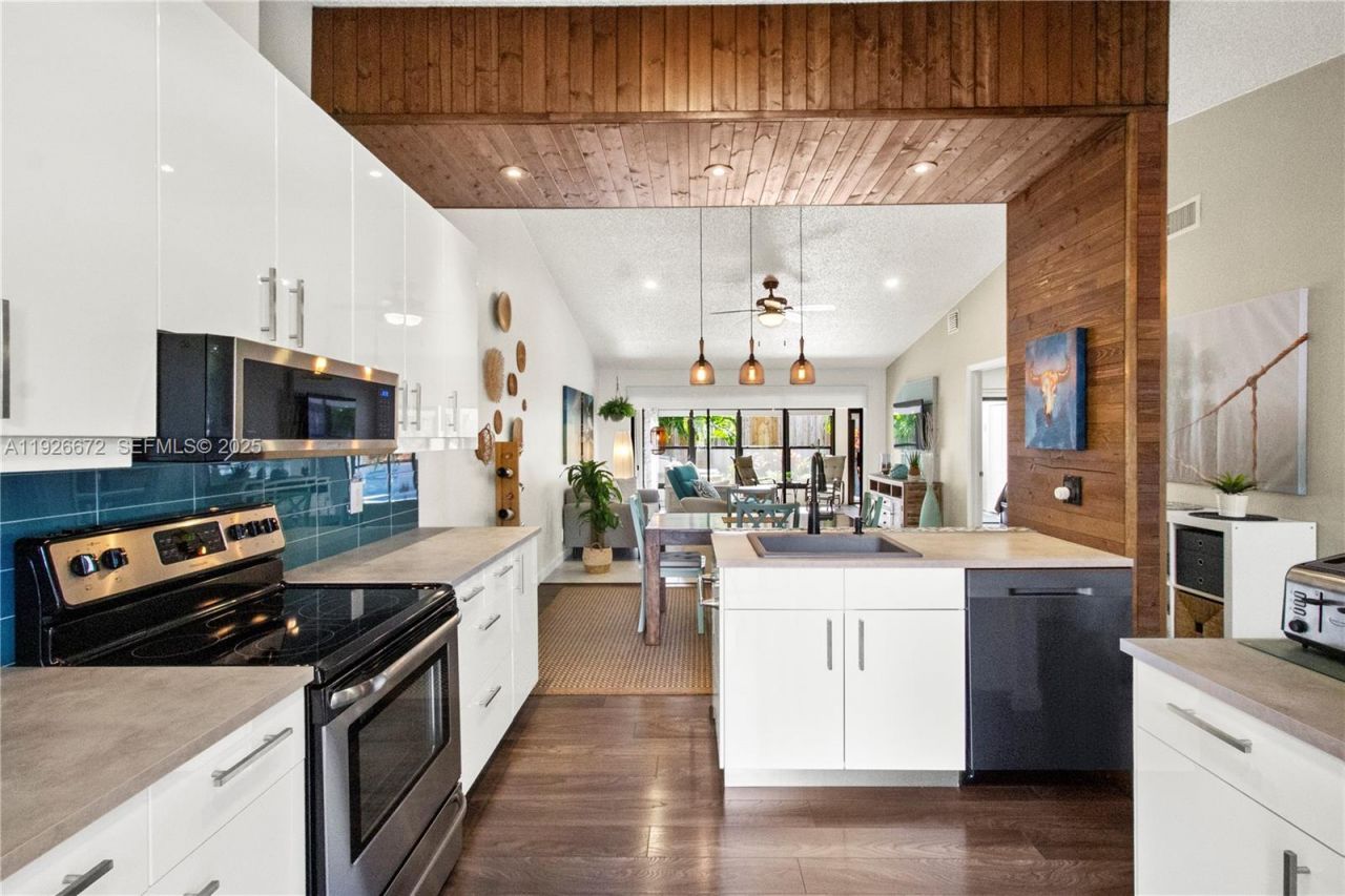 1056 E Lakes Dr, Deerfield Beach, FL 33064 Main Photo