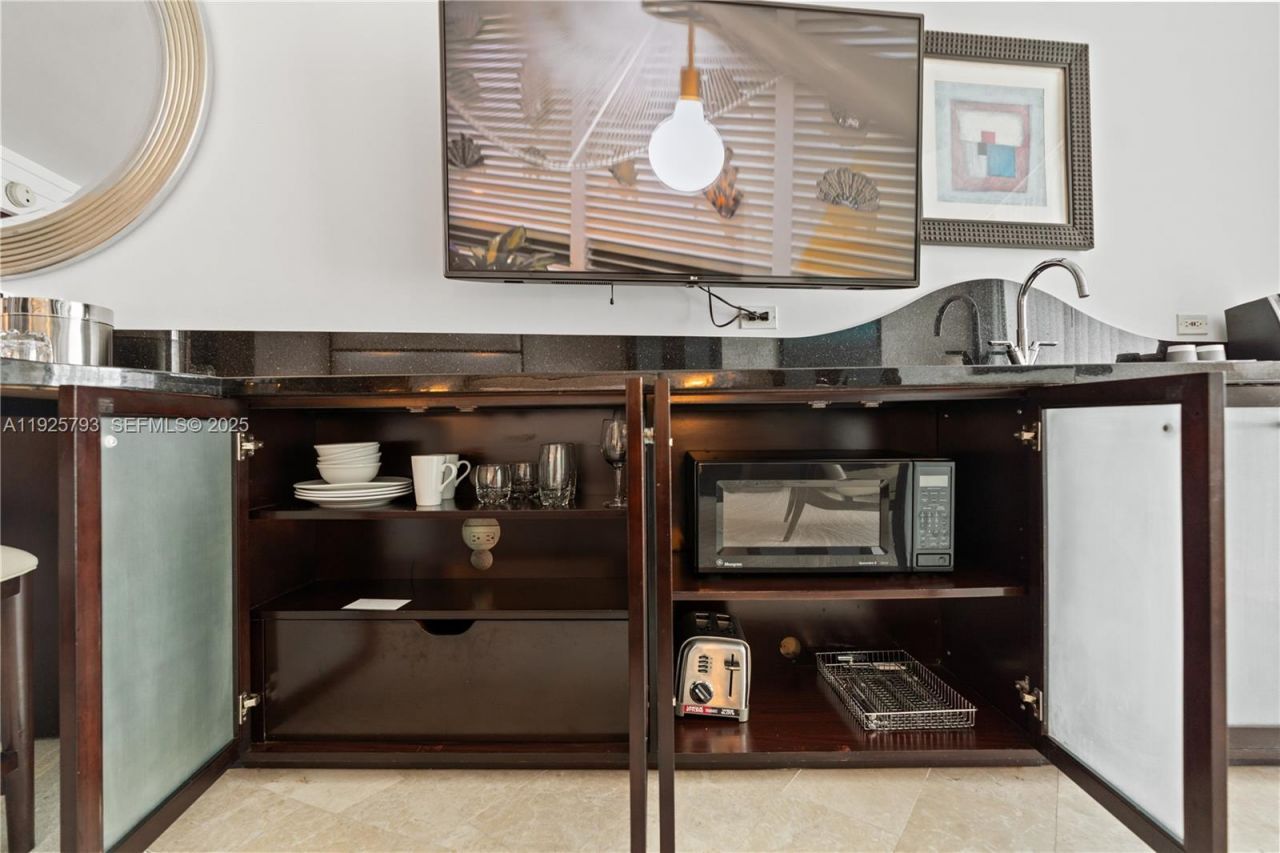 4391 Collins Ave, Unit 1814, Miami Beach, FL 33140 Photo