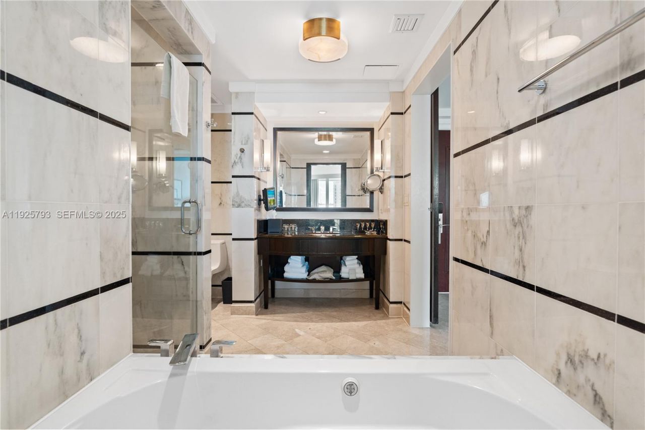 4391 Collins Ave, Unit 1814, Miami Beach, FL 33140 Photo