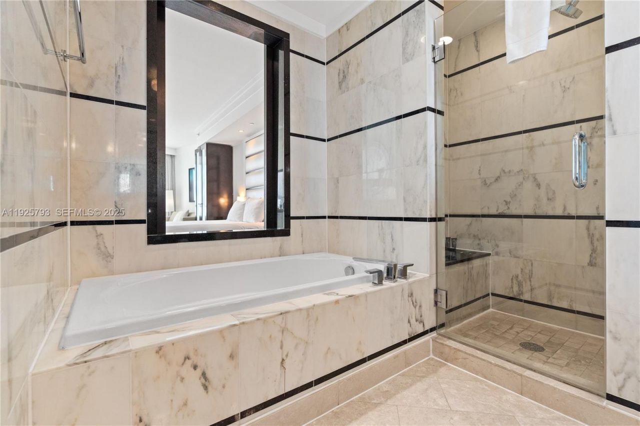 4391 Collins Ave, Unit 1814, Miami Beach, FL 33140 Photo