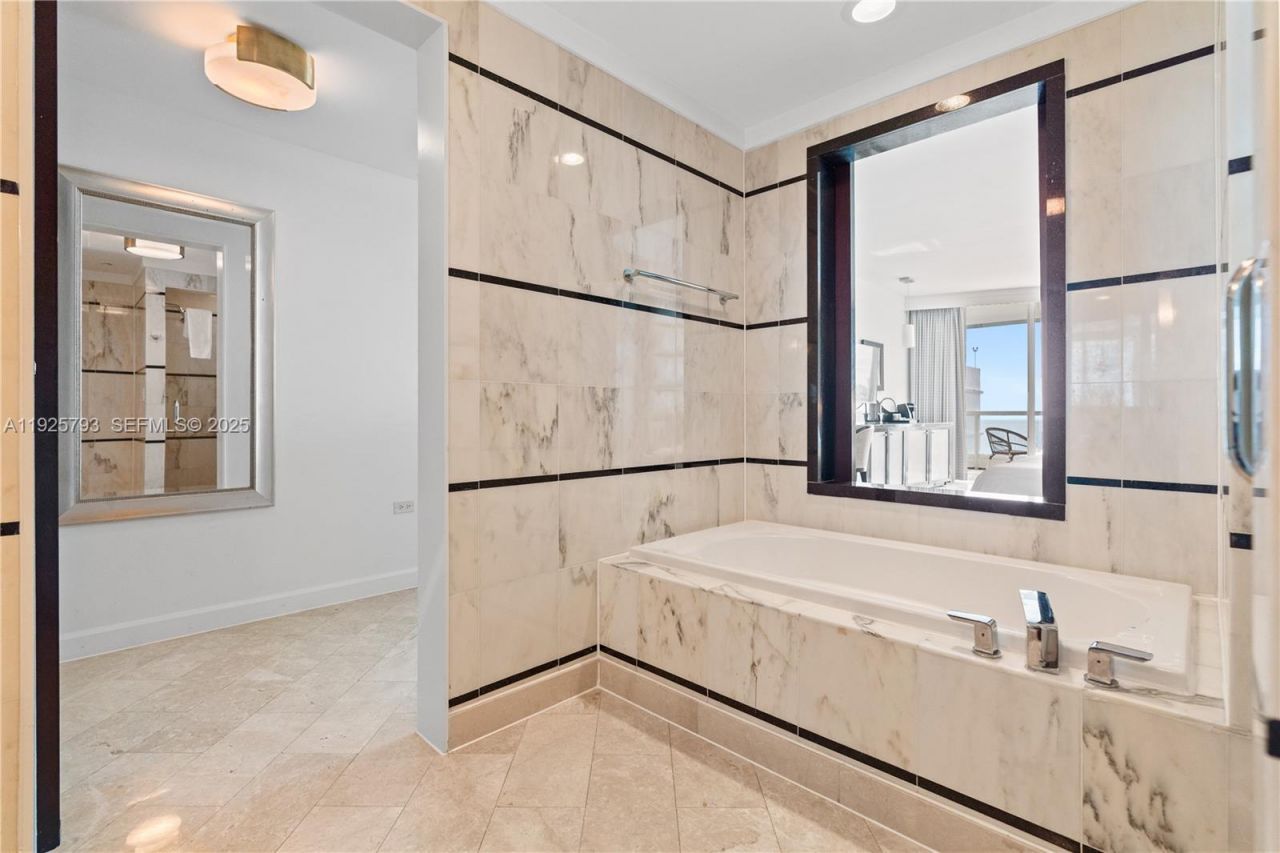 4391 Collins Ave, Unit 1814, Miami Beach, FL 33140 Photo