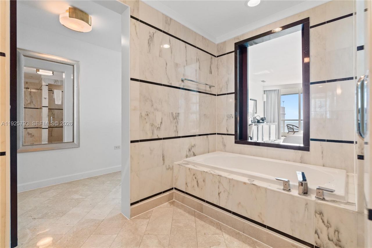 4391 Collins Ave, Unit 1814, Miami Beach, FL 33140 Photo