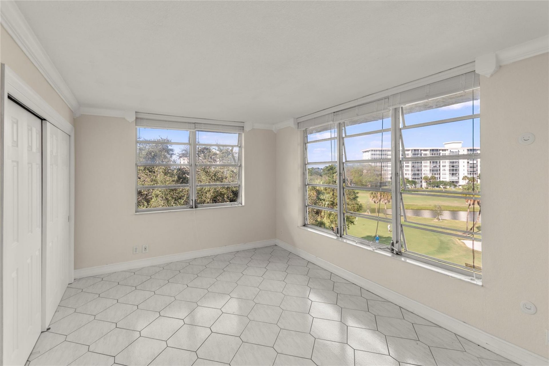 3900 Oaks Clubhouse Drive, Unit 507, Pompano Beach, FL 33069 Photo