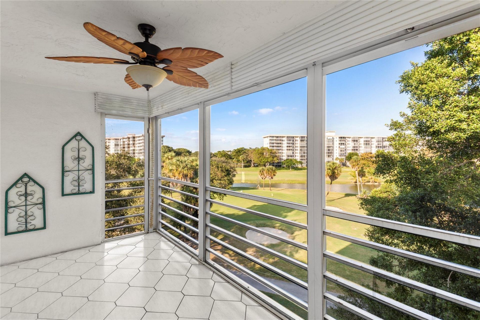 3900 Oaks Clubhouse Drive, Unit 507, Pompano Beach, FL 33069 Photo