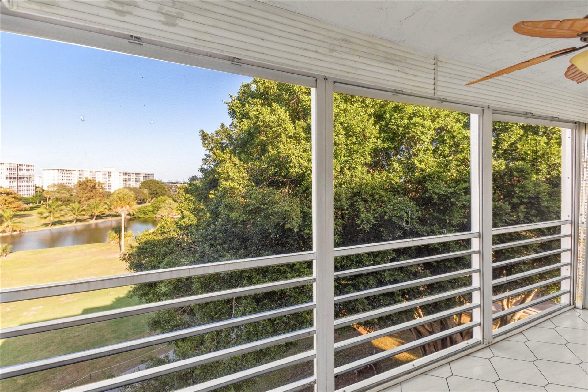 3900 Oaks Clubhouse Drive, Unit 507, Pompano Beach, FL 33069 Photo