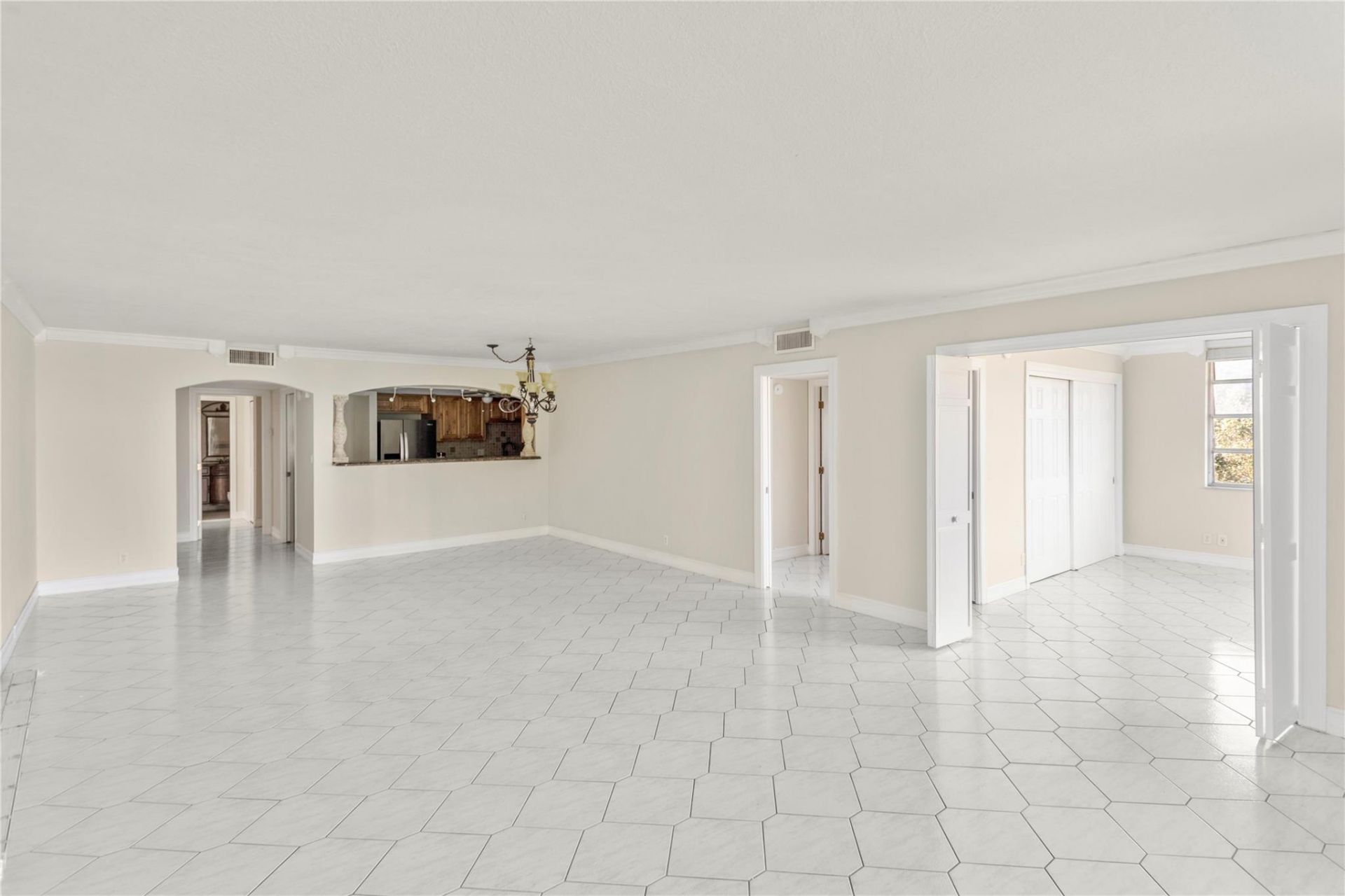 3900 Oaks Clubhouse Drive, Unit 507, Pompano Beach, FL 33069 Photo