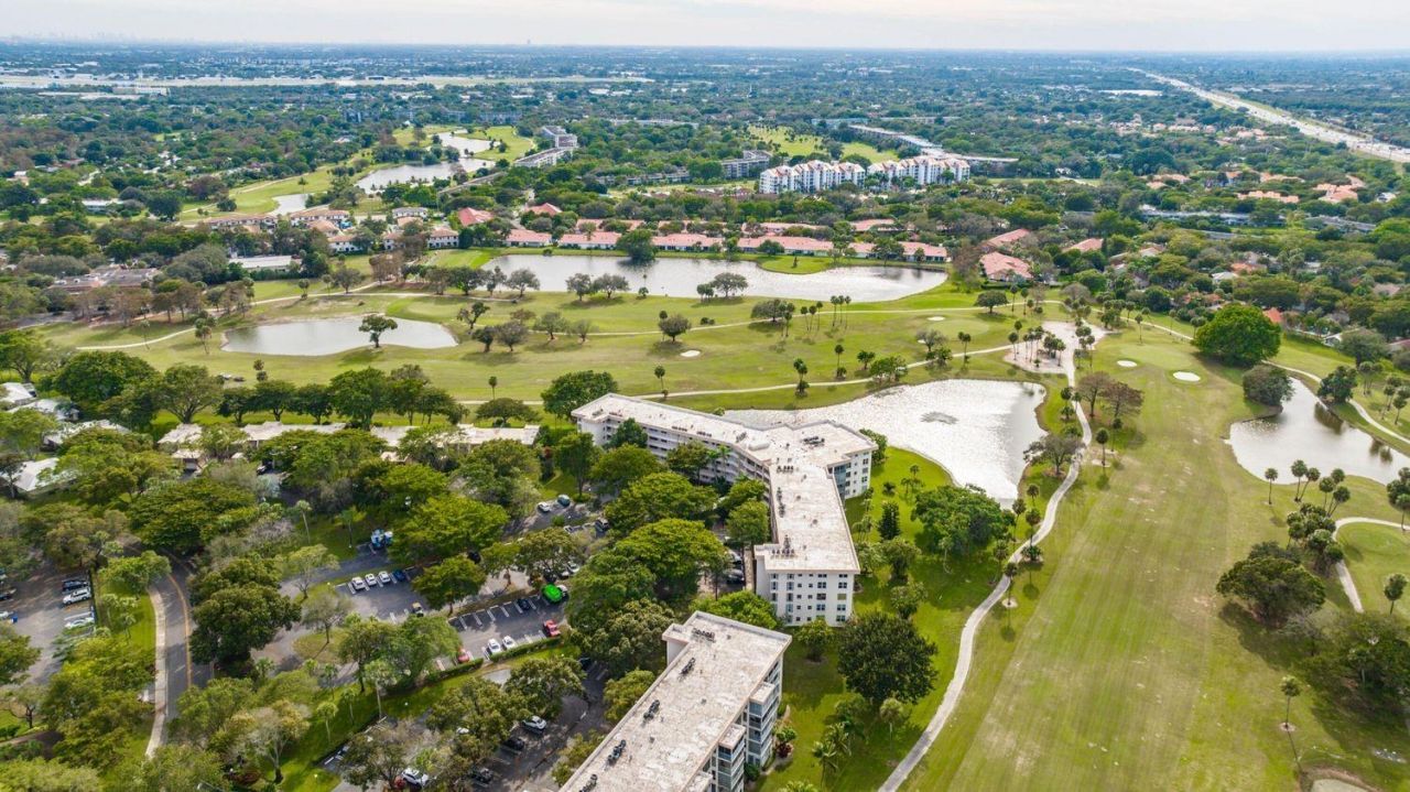 3900 Oaks Clubhouse Drive, Unit 507, Pompano Beach, FL 33069 Photo
