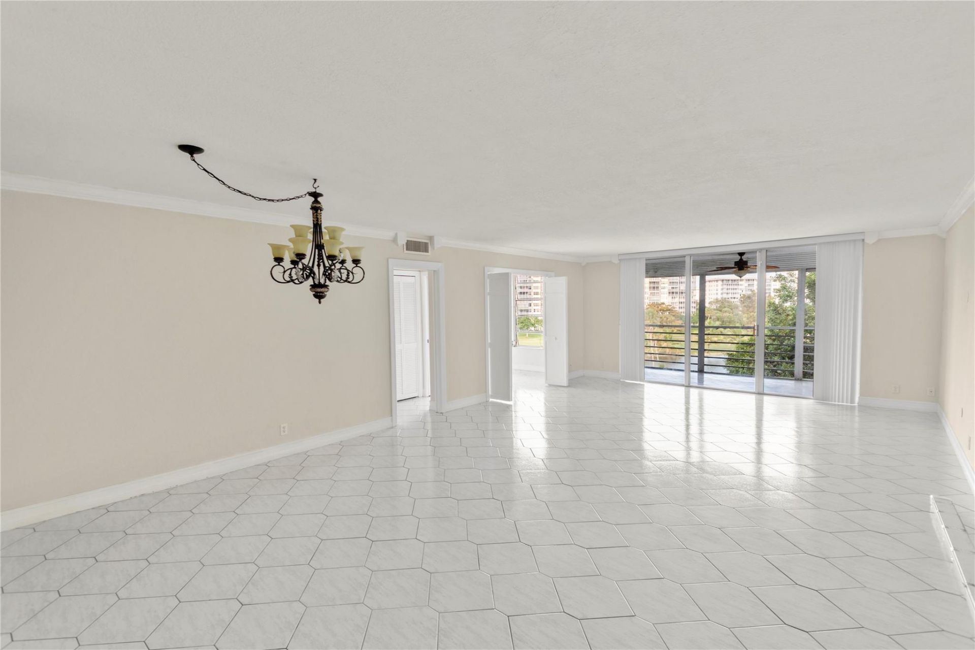 3900 Oaks Clubhouse Drive, Unit 507, Pompano Beach, FL 33069 Photo