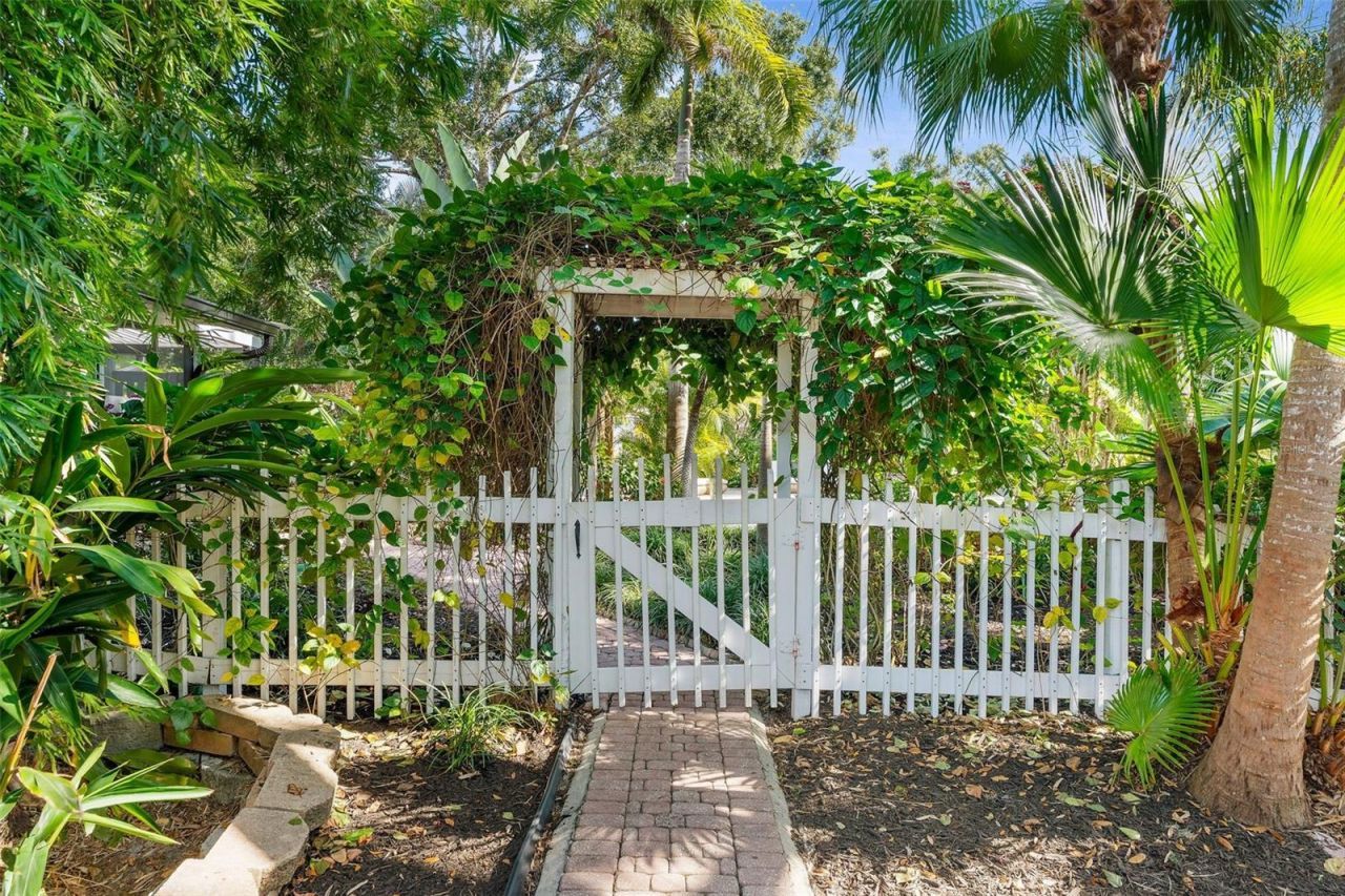 6349 Ravenwood Way, Sarasota, FL 34243 Photo