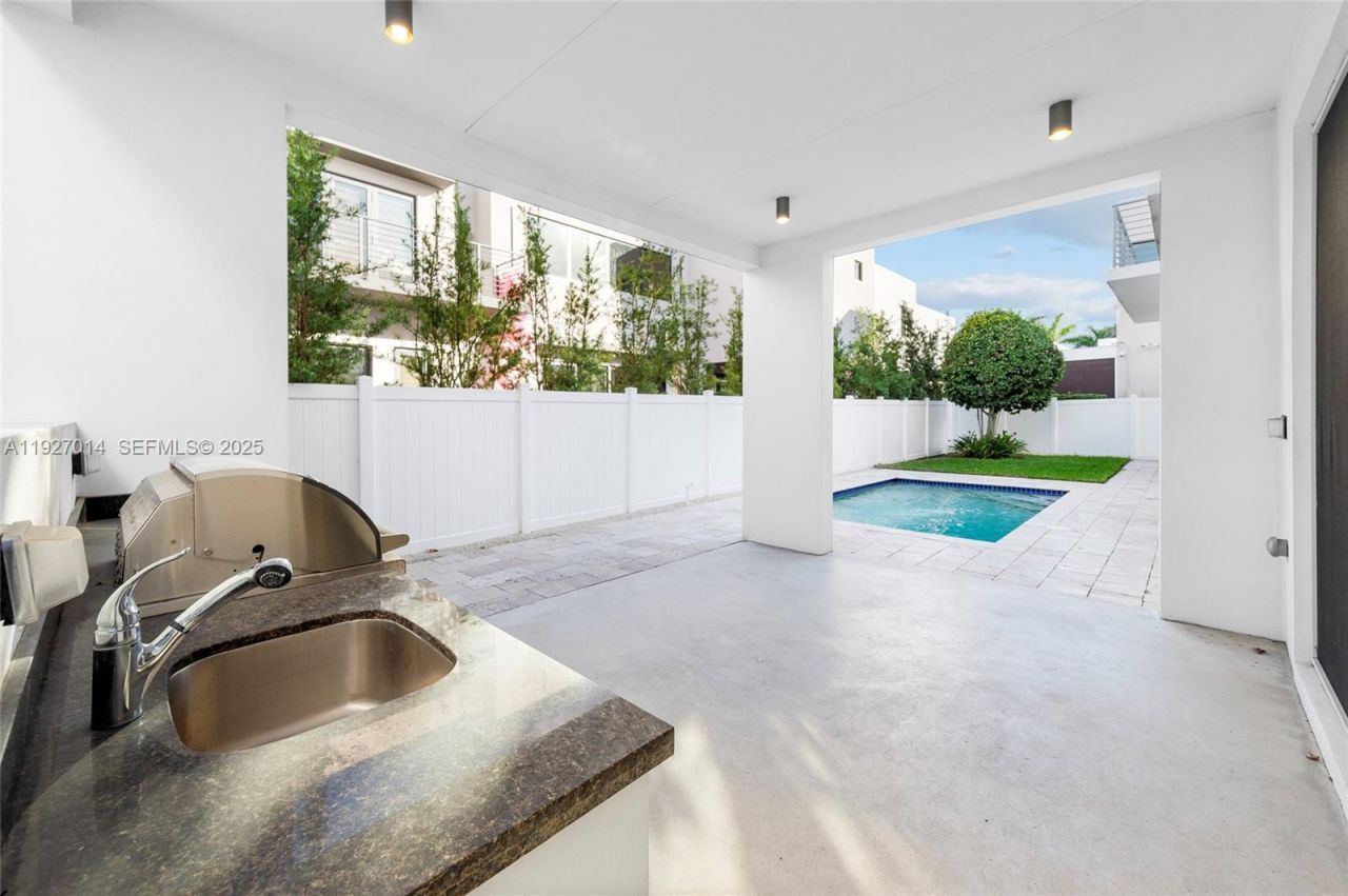 7455 NW 103rd Pl, Doral, FL 33178 Photo