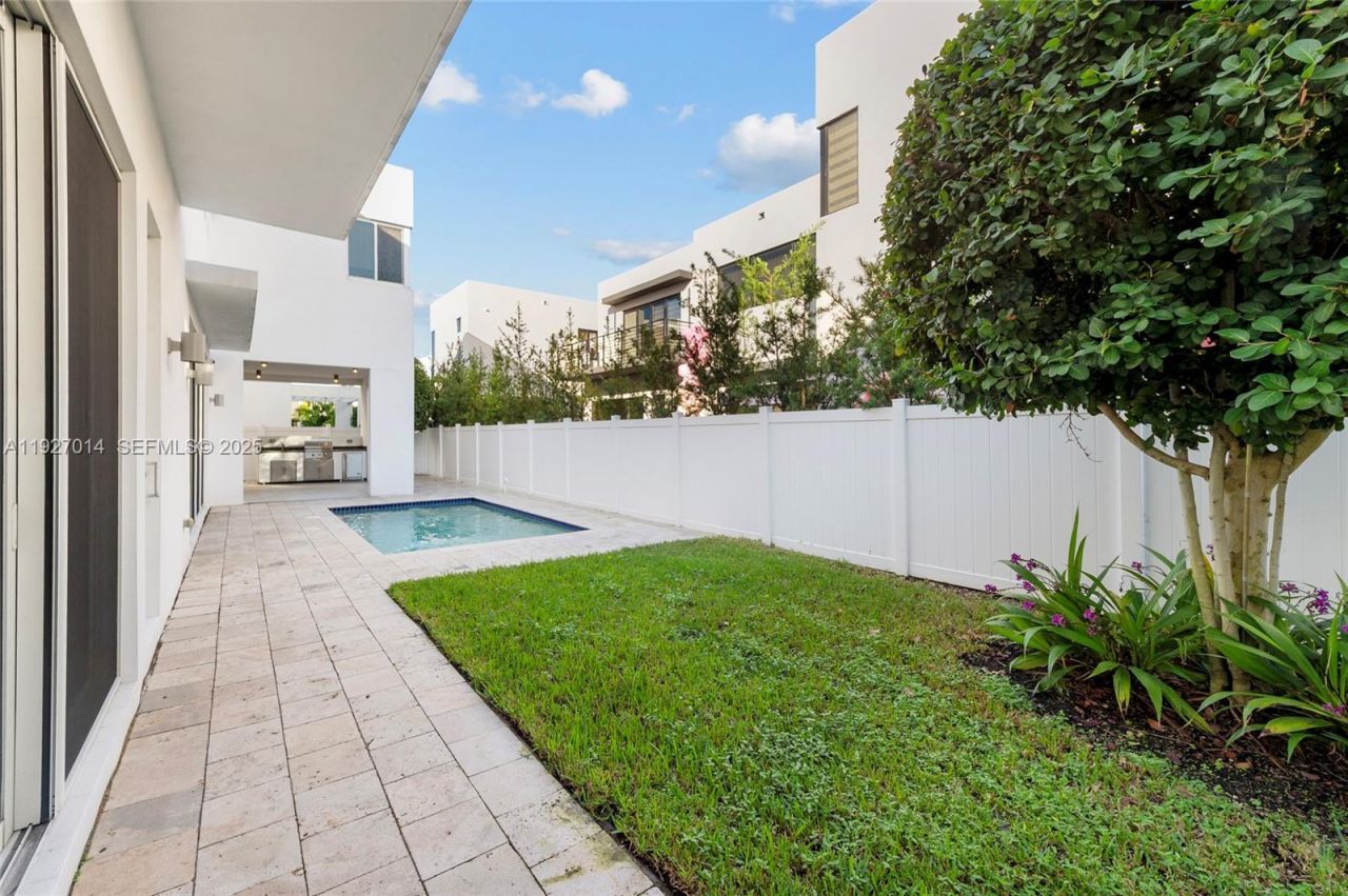 7455 NW 103rd Pl, Doral, FL 33178 Photo