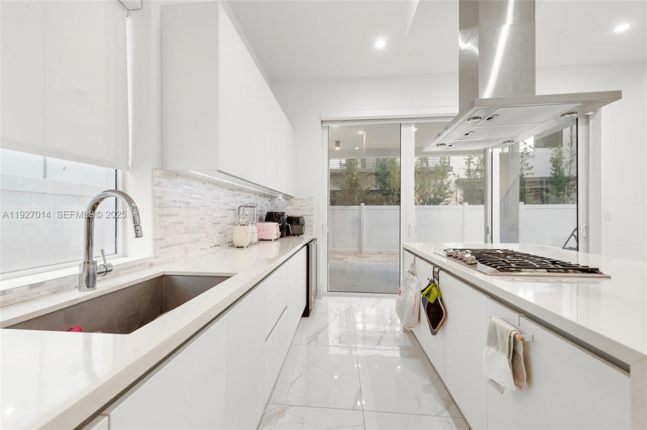 7455 NW 103rd Pl, Doral, FL 33178 Photo