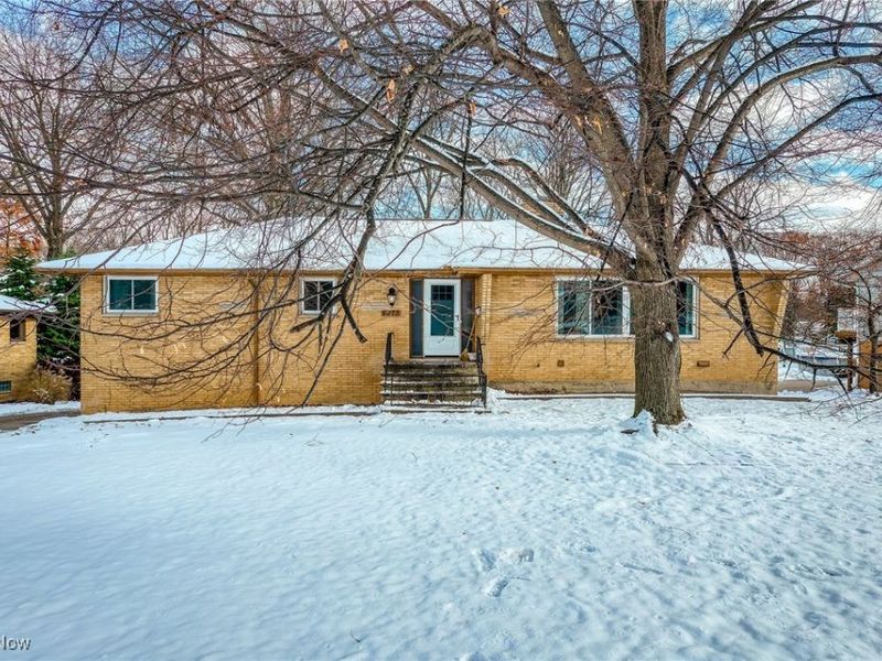 6473 Tanglewood Lane, Seven Hills, OH 44131 Photo 2