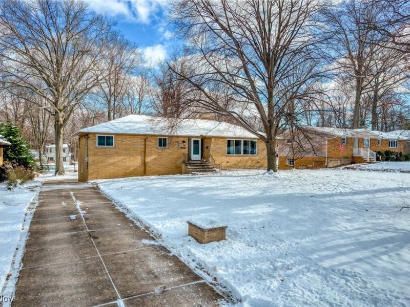 6473 Tanglewood Lane, Seven Hills, OH 44131 Photo 3