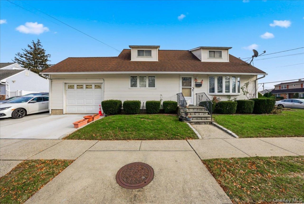 11 Crescent Street, Hicksville, NY 11801 Main Photo