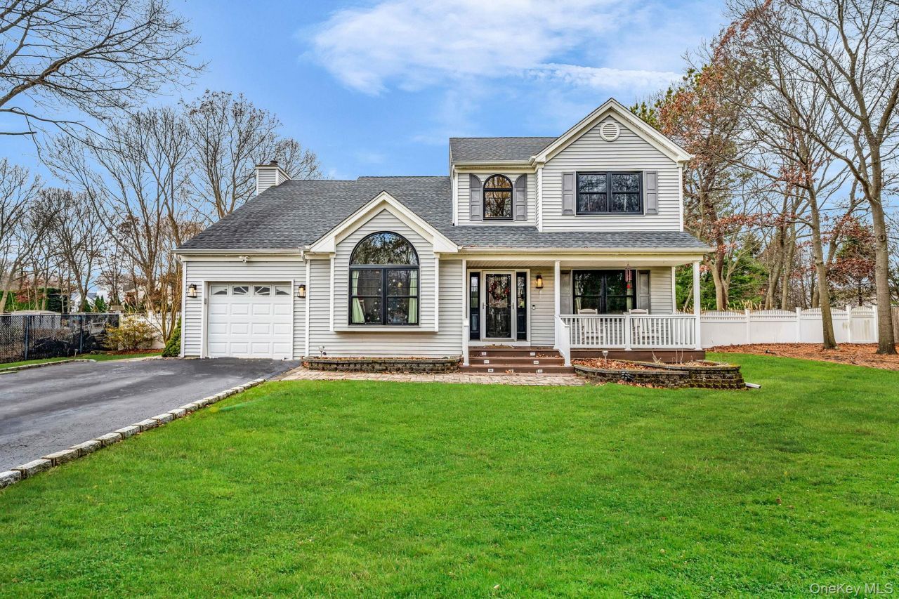 124 Spence Avenue, Holtsville, NY 11742 Main Photo