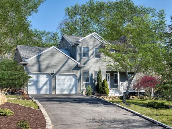 66 Knoll Road, Southampton, NY 11968