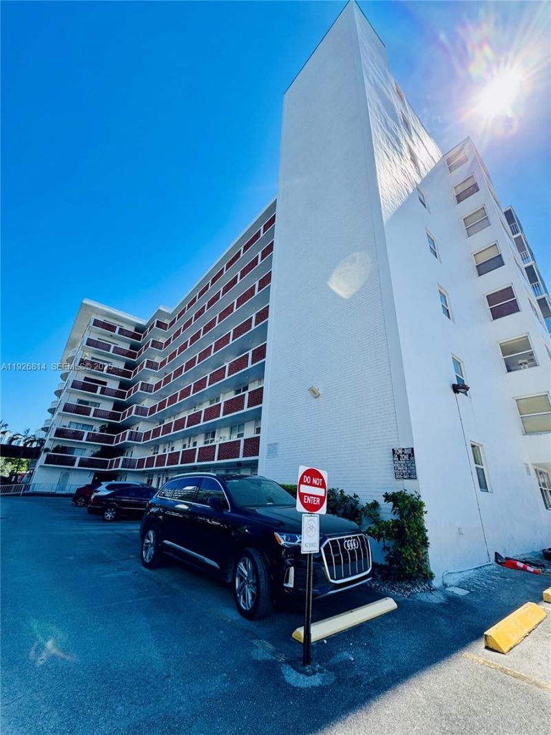 3660 NE 166th St, Unit 812, North Miami Beach, FL 33160 Photo