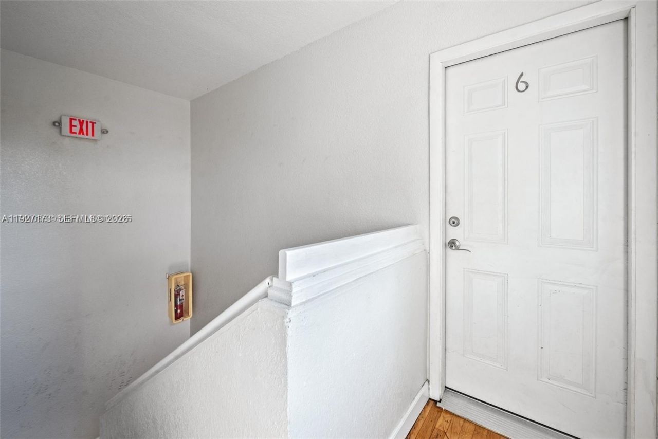 8345 Byron Ave, Unit 6, Miami Beach, FL 33141 Photo