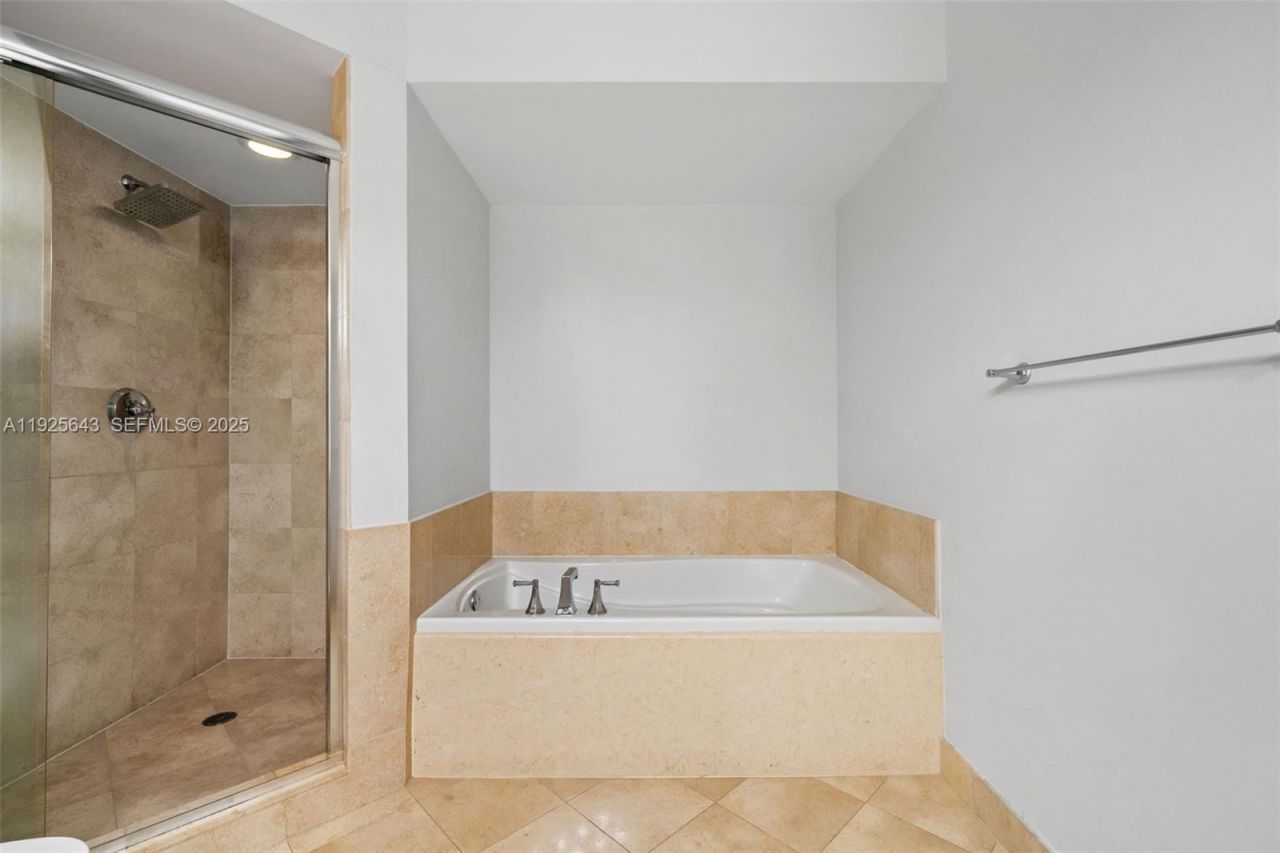 19900 E Country Club Dr, Unit 1112, Aventura, FL 33180 Photo