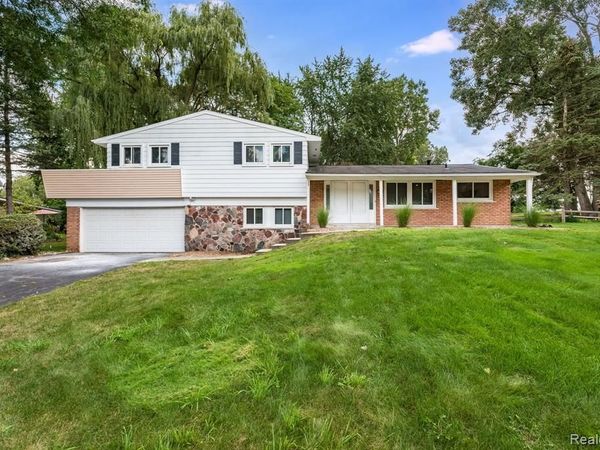 2862 Rossmoor Circle, Bloomfield Hills, MI 48302