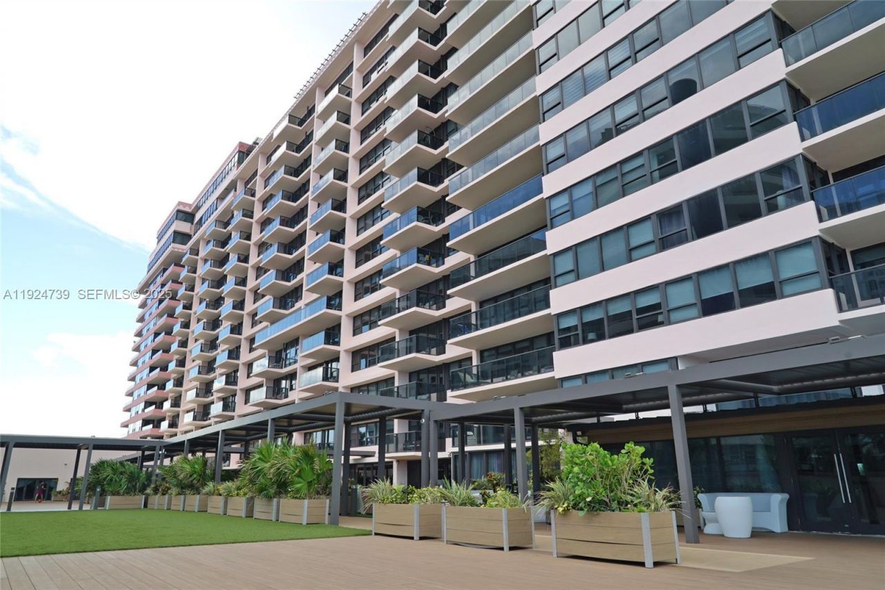 5225 Collins Ave, Unit 1204, Miami Beach, FL 33140 Photo