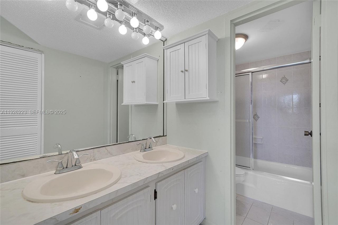 17800 Atlantic Blvd, Unit 409, Sunny Isles Beach, FL 33160 Photo
