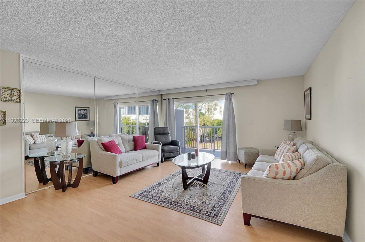 17800 Atlantic Blvd, Unit 409, Sunny Isles Beach, FL 33160 Photo