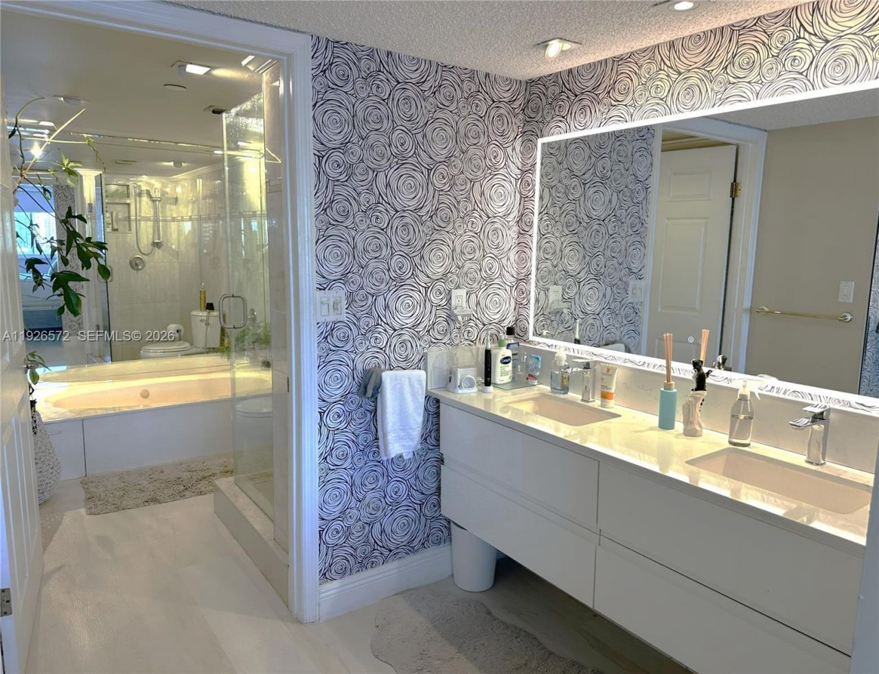 18000 N Bay Rd, Unit 603, Sunny Isles Beach, FL 33160 Photo