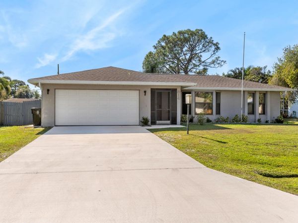 814 SE Starflower Avenue, Port Saint Lucie, FL 34983