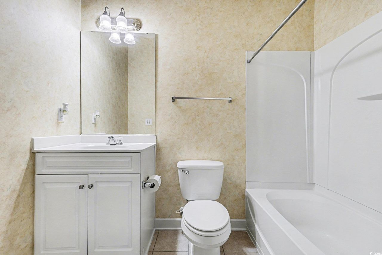 208 Castle Dr. Photo 21