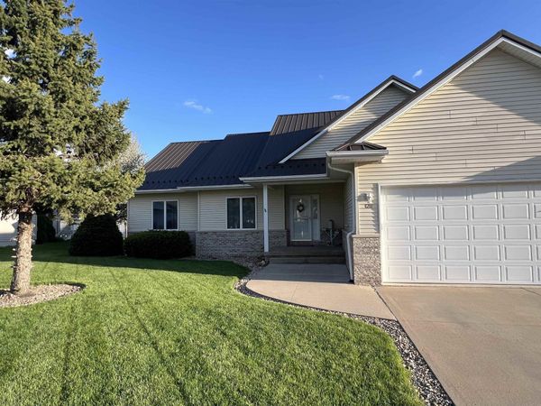 1211 Dalton Drive, Waverly, IA 50677