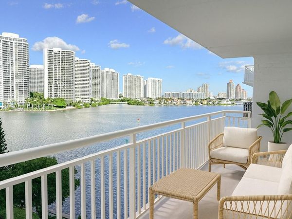 301 174th St, Unit 820, Sunny Isles Beach, FL 33160