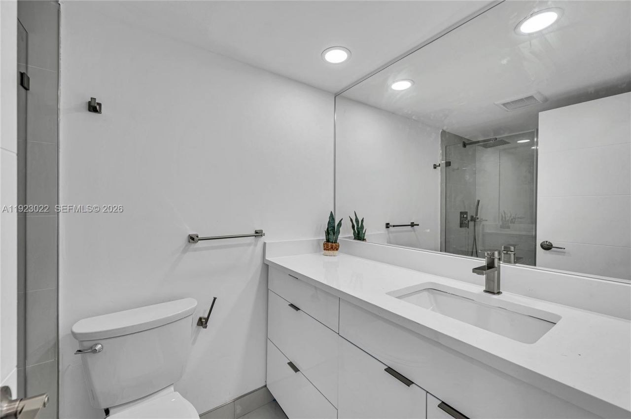 301 174th St, Unit 820, Sunny Isles Beach, FL 33160 Photo