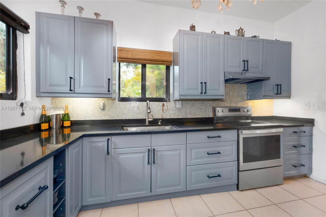 887 NE 145th St, North Miami, FL 33161 Photo