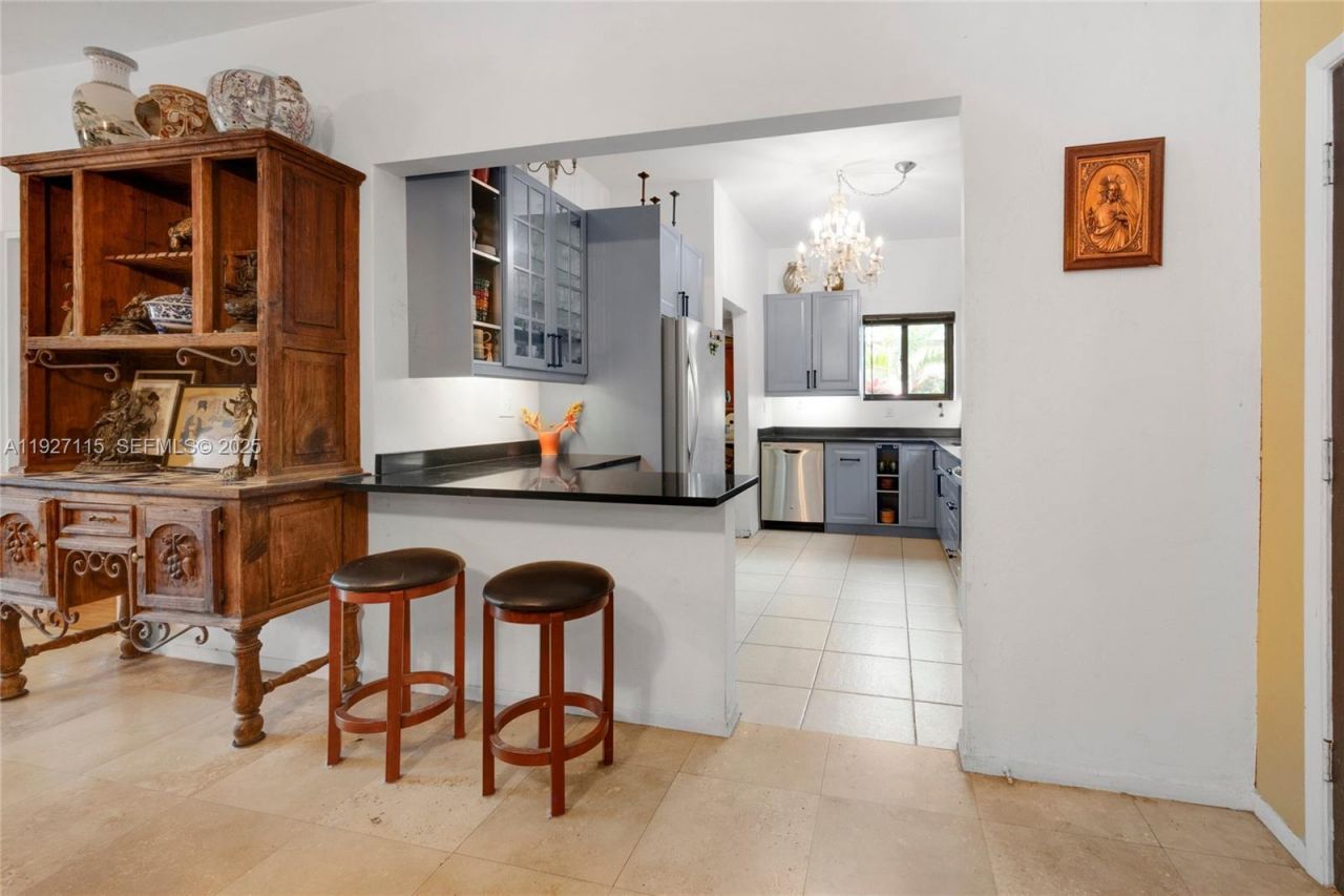 887 NE 145th St, North Miami, FL 33161 Photo