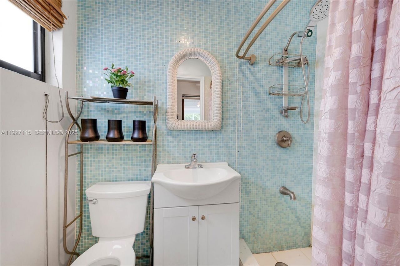 887 NE 145th St, North Miami, FL 33161 Photo